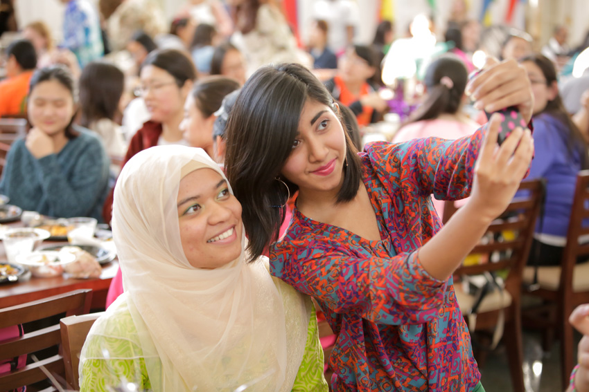 Two international students take a selfie.